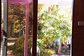 Zen Garden Cottage - Sleeps 2 - Patio & Parking