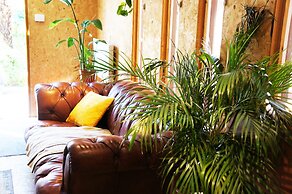 Zen Garden Cottage - Sleeps 2 - Patio & Parking