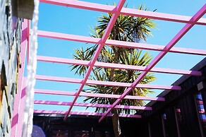 Zen Garden Cottage - Sleeps 2 - Patio & Parking
