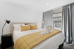 CENTRAL LOCATION - CONTEMPORARY 2 BEDROOM APTM
