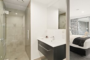 CENTRAL LOCATION - CONTEMPORARY 2 BEDROOM APTM