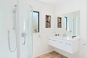 TOWN CENTRE LOCATION WITH STUNNING VIEW - UNIT 1