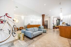 Hotel H12