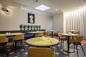 Hotel H12