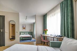 Hotel H12