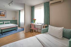 Hotel H12