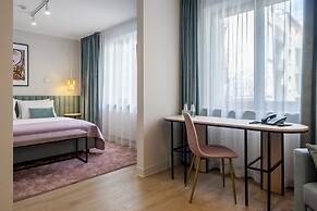 Hotel H12