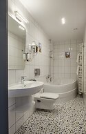 Hotel H12