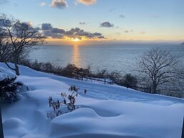 Toya Cliff House
