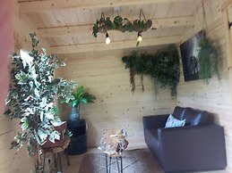 Cabin set in a Beautiful Romantic Tropical Garden