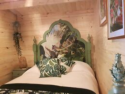 Cabin set in a Beautiful Romantic Tropical Garden