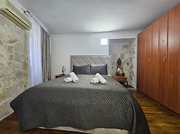 Athos Guesthouse