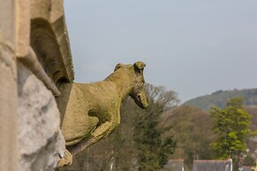 The Lucy Suite Stone Cross Mansion