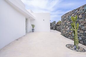 Luxury Villa With Pool And Sea View..!