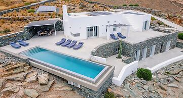 Luxury Villa With Pool And Sea View..!