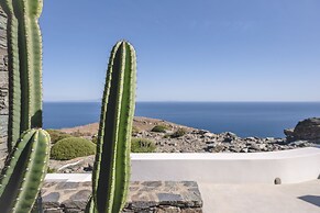 Luxury Villa With Pool And Sea View..!