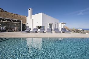 Luxury Villa With Pool And Sea View..!
