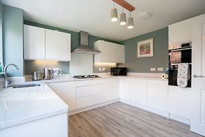 Comfortable 5 Bedroom Detached House With Parking