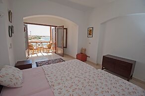 Apartment Overlooking Pool & Lagoon