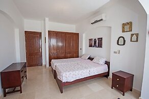 Apartment Overlooking Pool & Lagoon