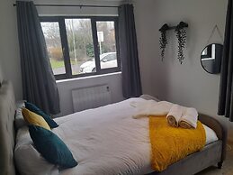 Impeccable 2-bed Apartment in Grays, London