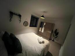 Impeccable 2-bed Apartment in Grays, London