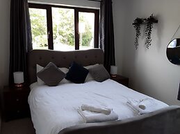 Impeccable 2-bed Apartment in Grays, London