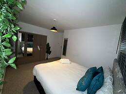 Impeccable 2-bed Apartment in Grays, London
