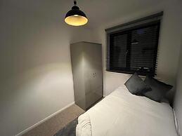 Impeccable 2-bed Apartment in Grays, London