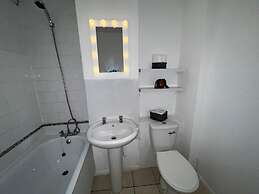 Impeccable 2-bed Apartment in Grays, London