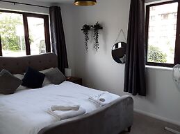 Impeccable 2-bed Apartment in Grays, London