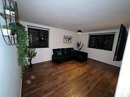 Impeccable 2-bed Apartment in Grays, London