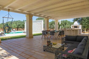 TD Villa Ricchiari Traditional Villa With Designer Pool
