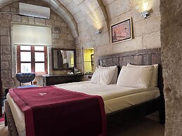 Under Cave Hotel