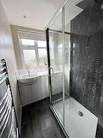 Bright and Spacious 2-bed Apartment in Sutton
