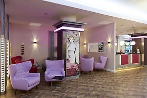 Hollywood Media Hotel