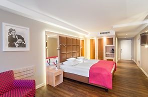 Hollywood Media Hotel