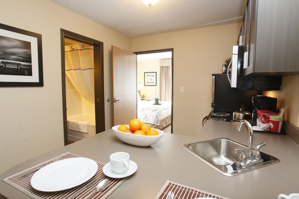 Pomeroy Inn & Suites at Olds