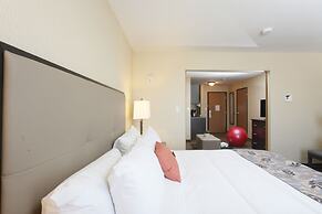 Pomeroy Inn & Suites at Olds