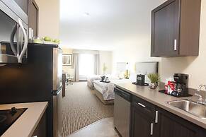 Pomeroy Inn & Suites at Olds