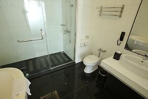 Merlynn Park Hotel