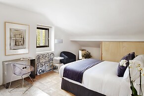 Box art hotel