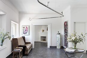 Box art hotel