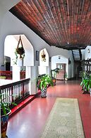 Dhow Palace Hotel
