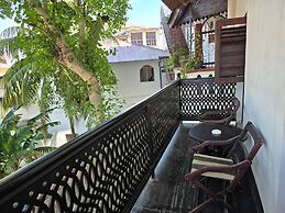 Dhow Palace Hotel