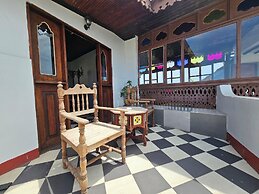 Dhow Palace Hotel