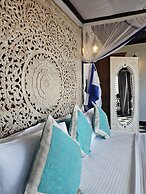 Dhow Palace Hotel