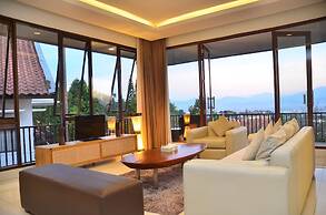 Oyama City View 4BR Villa with a Heated Pool