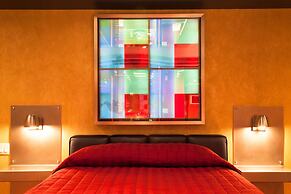 Le Chabrol Hotel & Suites