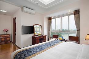 Lakeside Palace Hotel